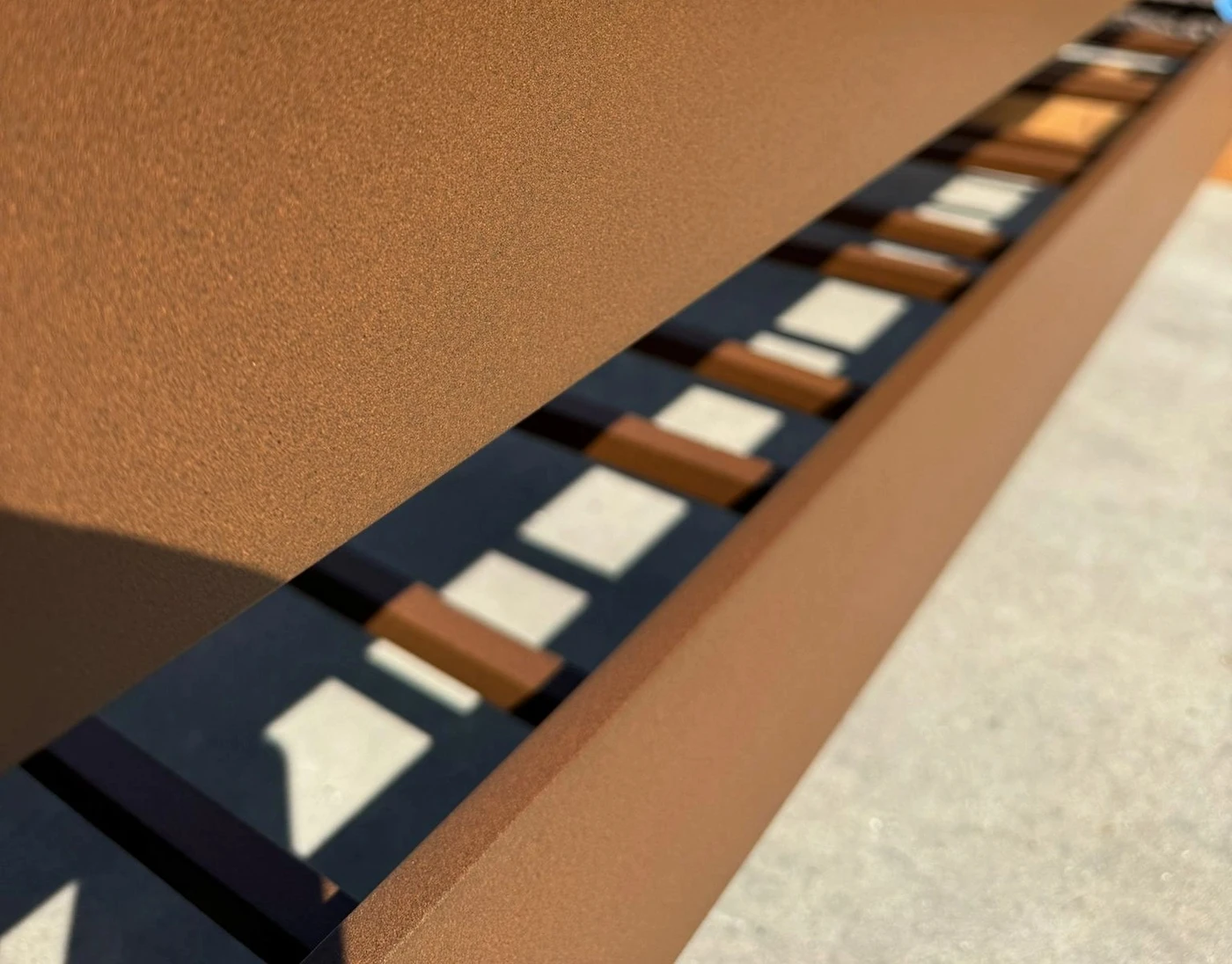 Detail van gepoederlakte onderdelen in cortenstaal‑look