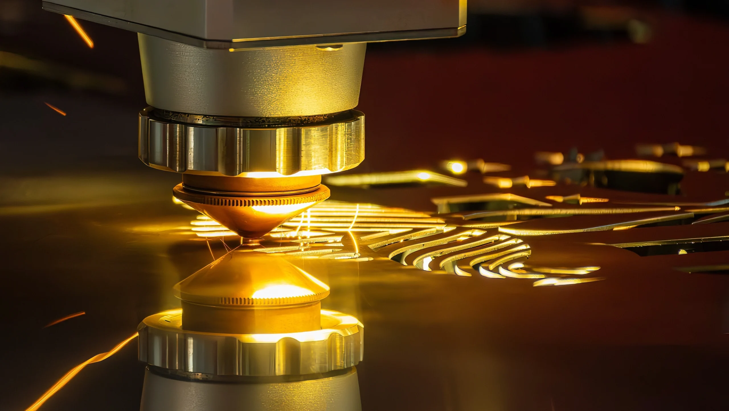 Fiberlaser snijkop tijdens precisiesnede in aluminium