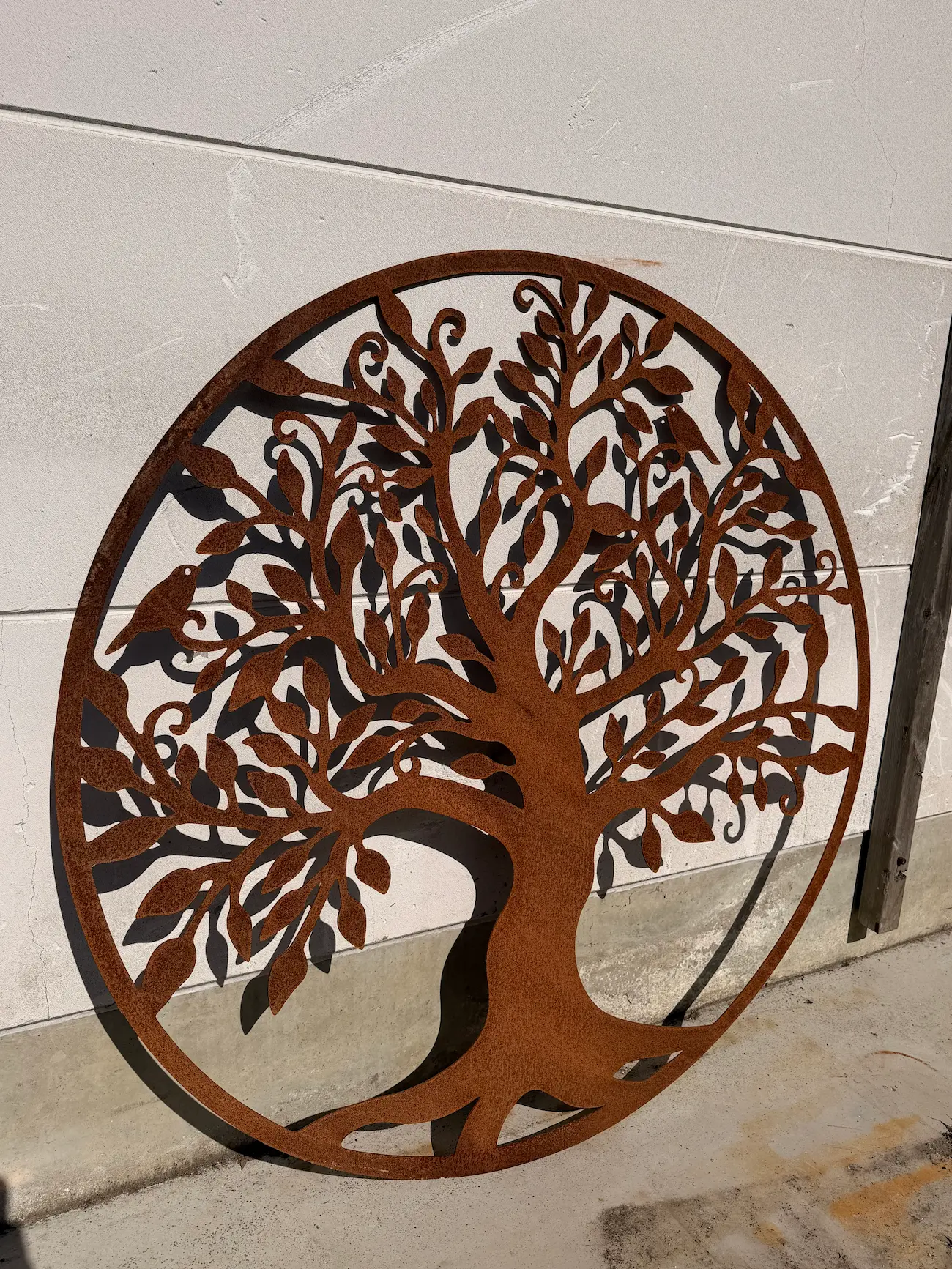 Levensboom in cortenstaal, laser­gesneden met grote diameter.