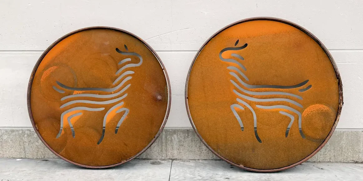 Twee oude karrewielen met ingewerkte cirkels en alpaka‑figuren, volledig op maat gemaakt
