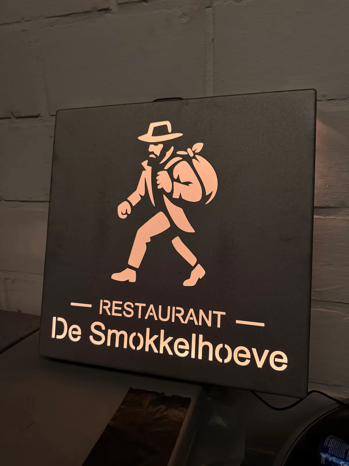 Cortenstalen reclamebord met geïntegreerde LED‑verlichting voor restaurant, maatwerk