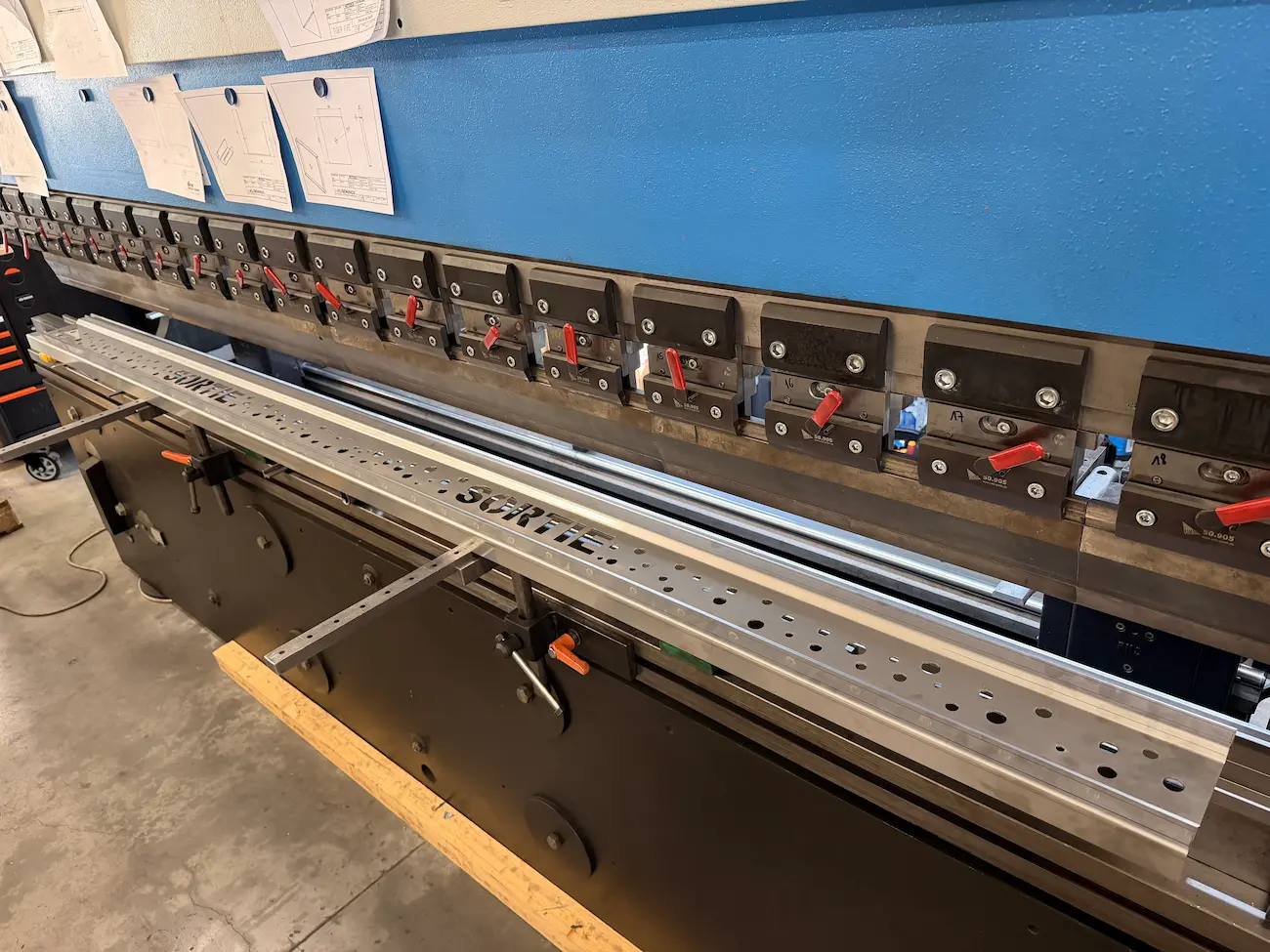 Plooiwerk in inox voor trapafboording van kermisattractie, voorbereid voor LED‑verlichting.