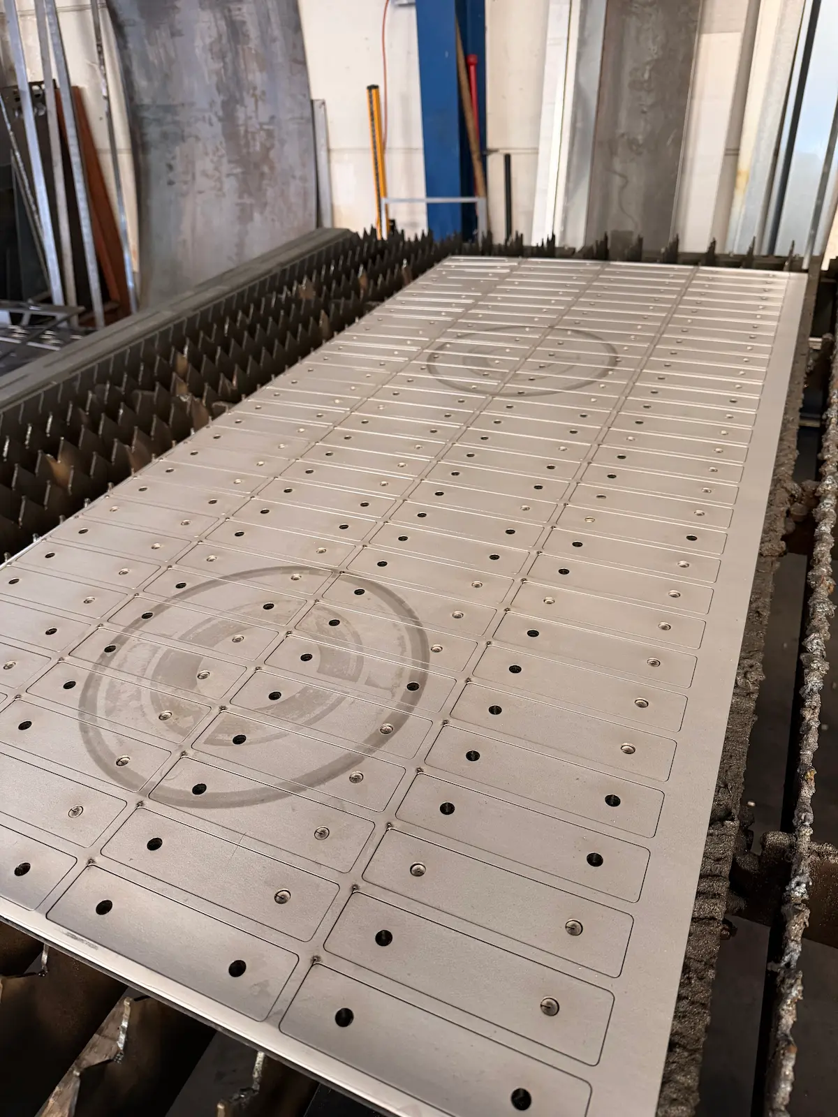 Fiberlaser snijdt inoxplaat met hoge precisie
