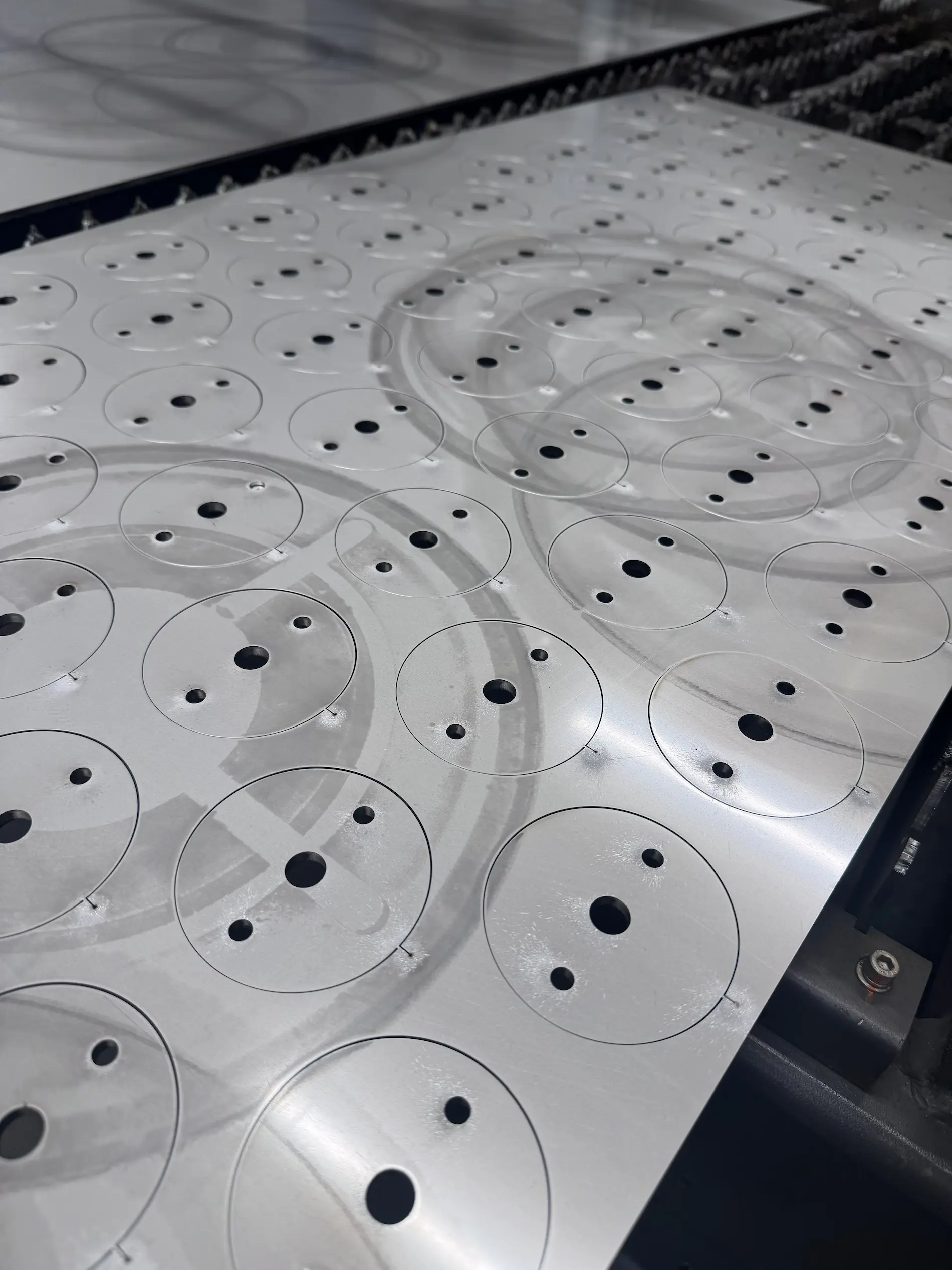 lasersnijden-inox-5mm Lasergesneden inox onderdelen uit 5 mm roestvast staal, vervaardigd met hoge precisie voor industriële en constructieve toepassingen.