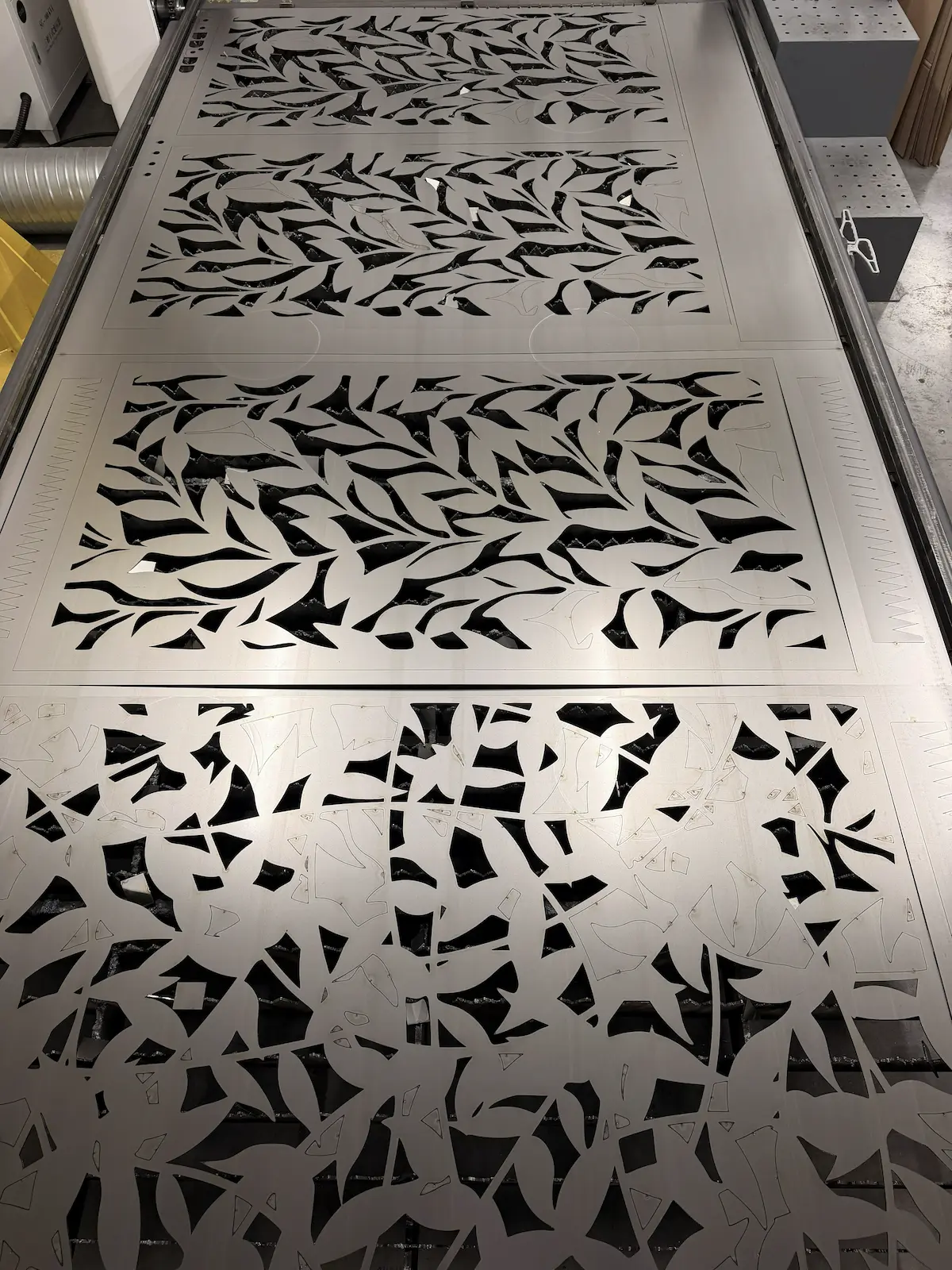 Fiberlaser snijdt staalplaat met hoge precisie