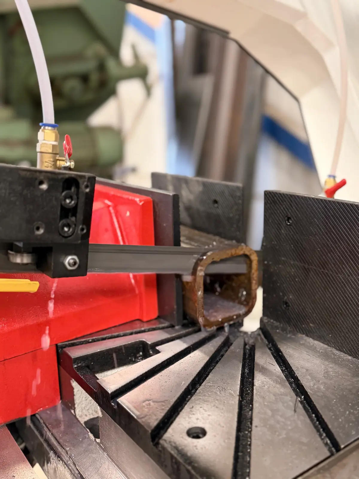 Op maat zagen van stalen buis op zaagmachine Zagen staal Group Vlaeminck