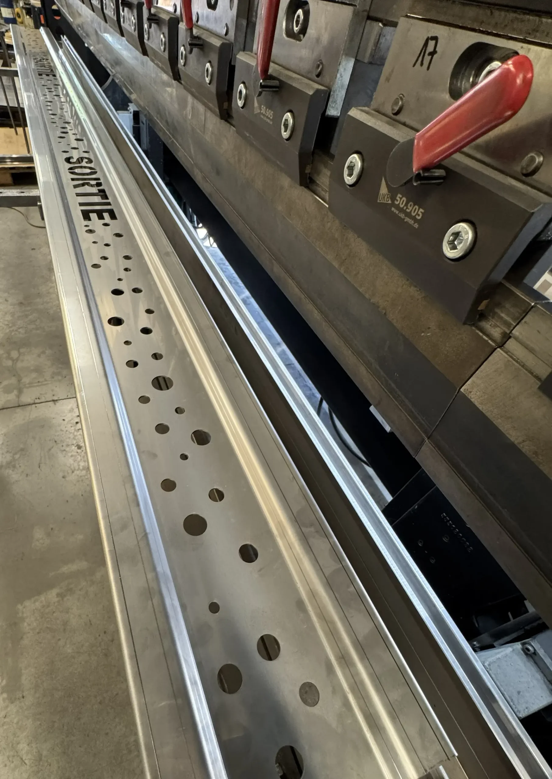 Maatwerk inox onderdeel met nauwkeurig geplooide vormen.