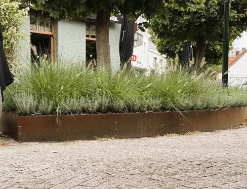 Cortenstalen afboording op maat voor vernieuwing van gemeenteplein